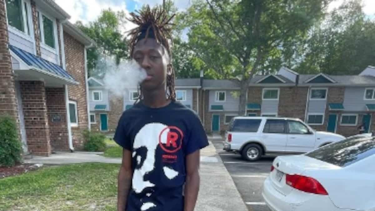 Balle dans la tête: un rappeur de 17 ans se tire accidentellement pour une vidéo