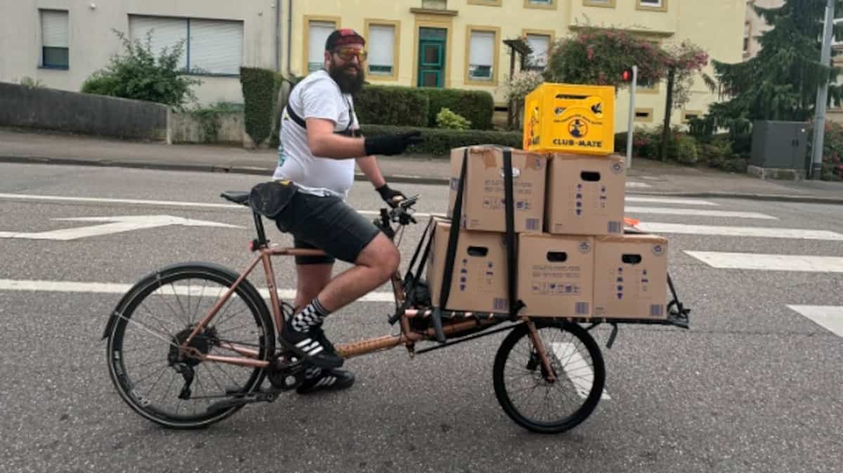 «9 allers-retours»: pour déménager, il transporte tous ses meubles à vélo