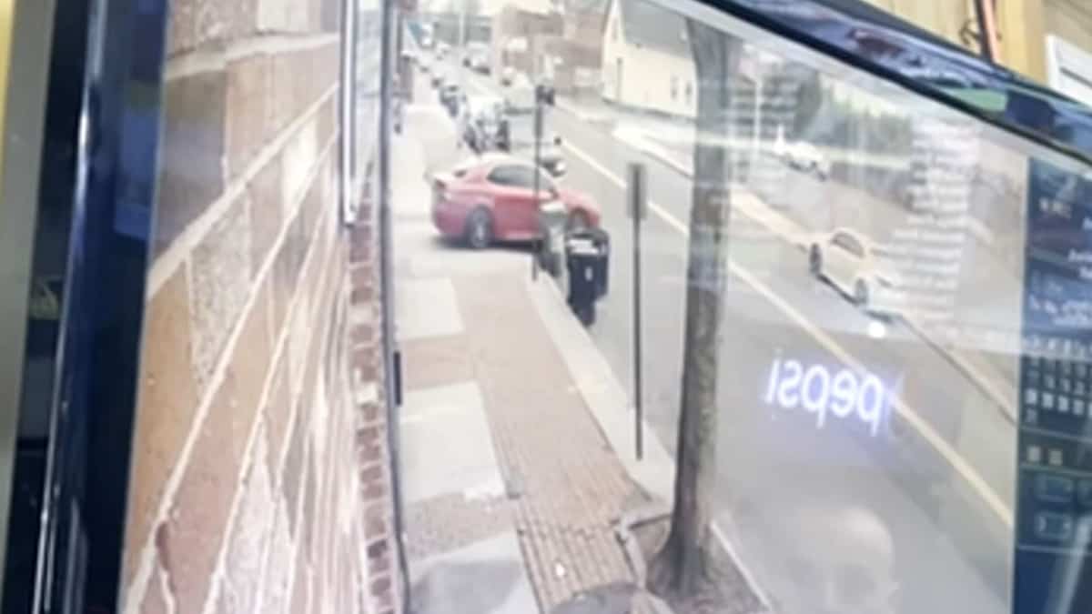 In the video | Stolen car with 3-year-old child In the video | Stolen car with 3-year-old child