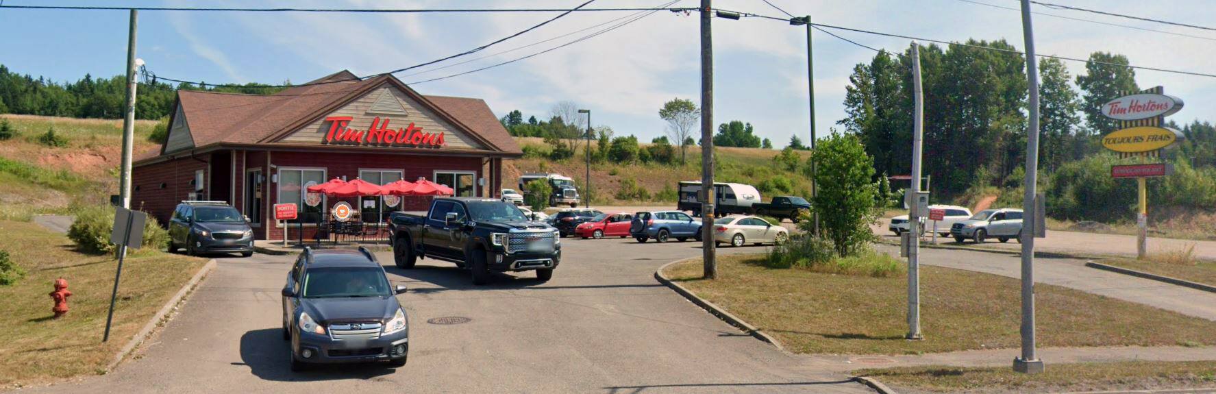 Arrêtés en attendant leur commande au service au volant d’un Tim ...