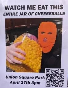 Il avale un pot entier de boulettes de formage devant des centaines de curieux