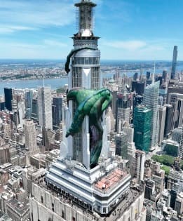 À VOIR Un énorme dragon gonflable placé tout en haut de l’Empire