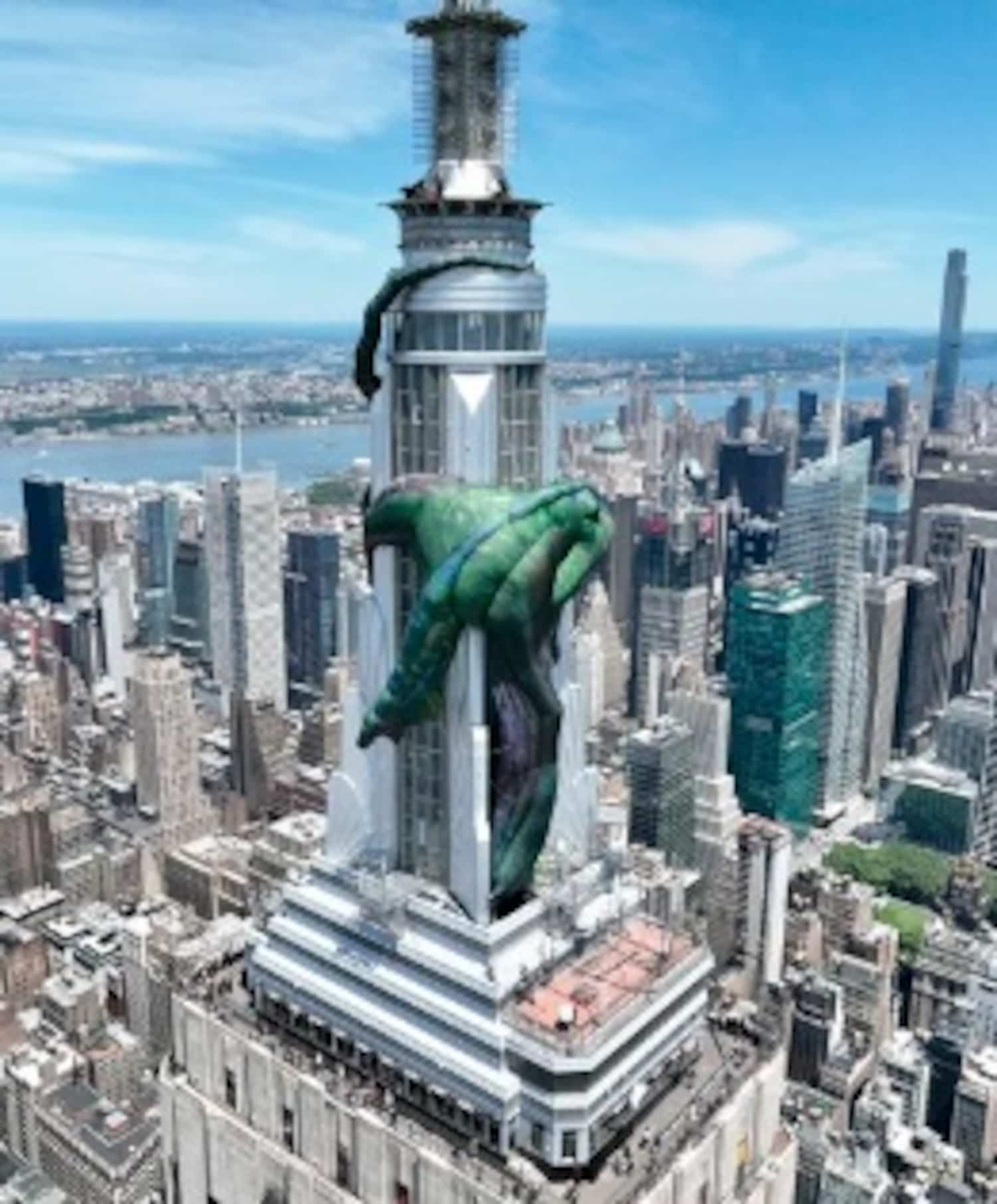 À VOIR Un énorme dragon gonflable placé tout en haut de l’Empire