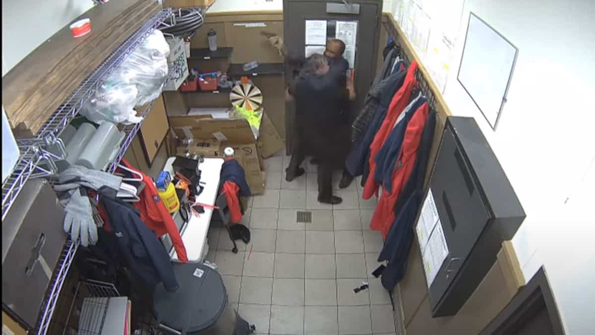 EN VIDÉO | Il se défend contre un voleur armé dans son restaurant