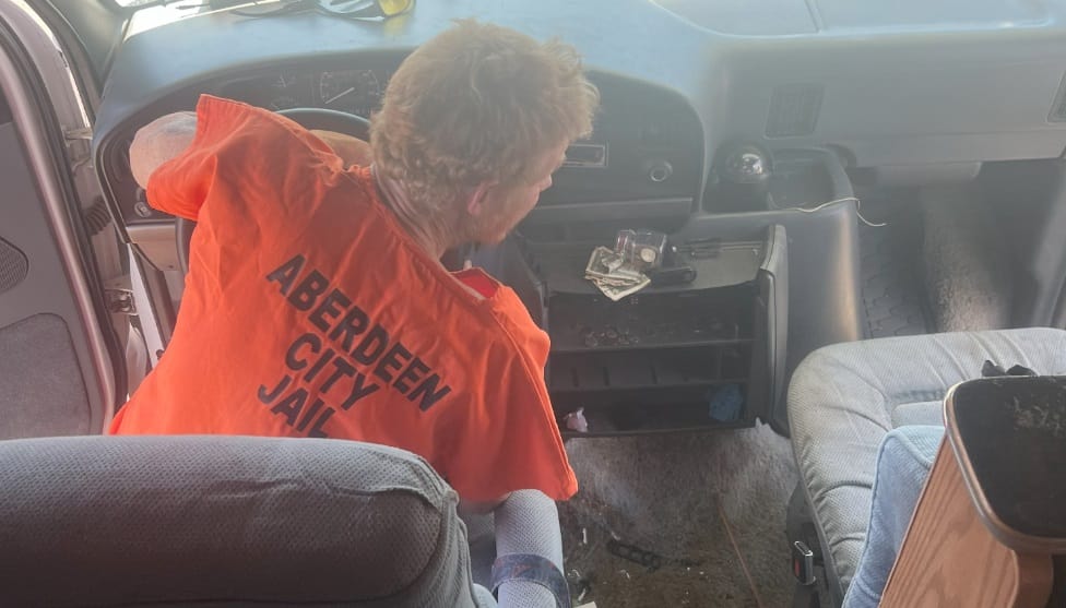 Le voleur sort de prison pour l'aider &agrave; d&eacute;marrer son auto-caravane