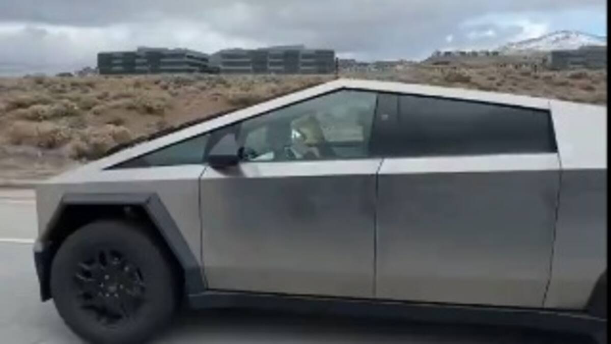 Cuffie per realtà virtuale alla guida di una Tesla: un video che preoccupa le autorità Cuffie per realtà virtuale alla guida di una Tesla: un video che preoccupa le autorità