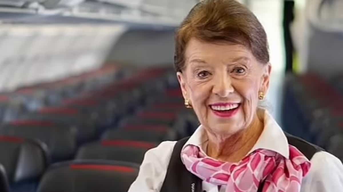 À 86 ans, elle détient le record de la plus vieille agente de bord en service