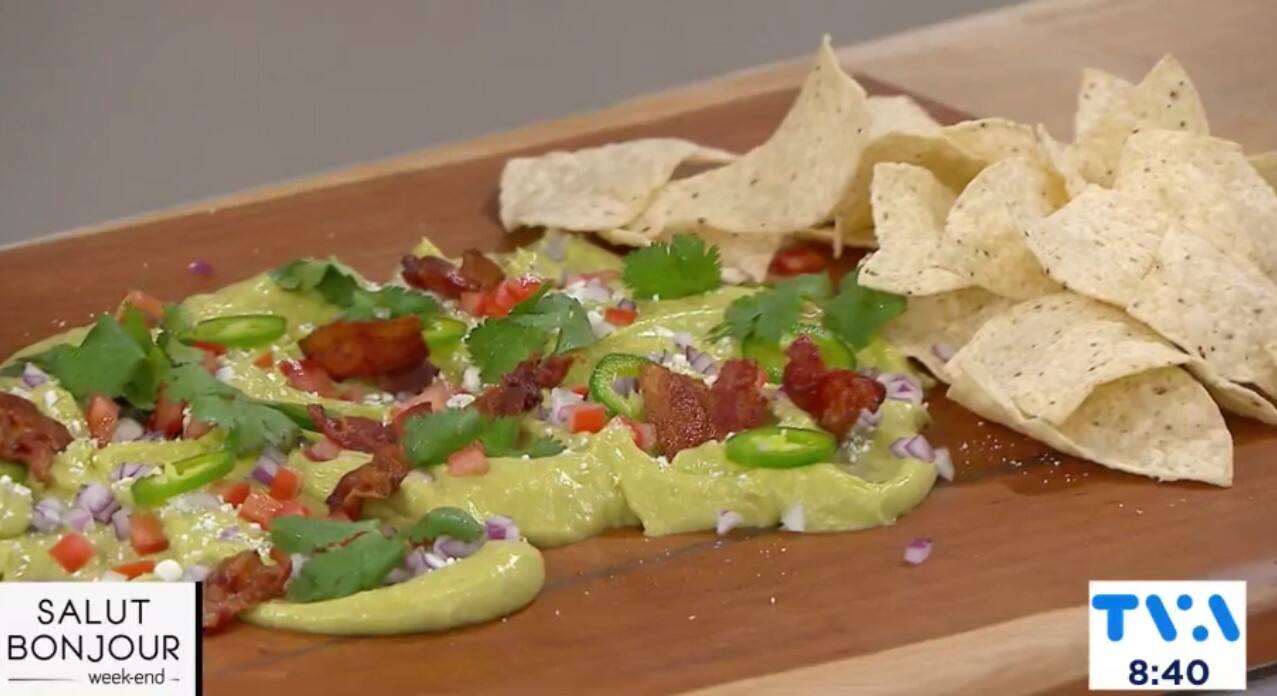 Planche de guacamole moelleuse et relevée 