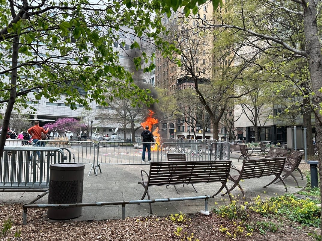 [IMAGES] Une personne tente de s'immoler par le feu devant le tribunal jugeant Trump