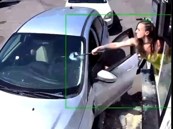 Une barista fracasse le pare-brise d&rsquo;un client avec un marteau