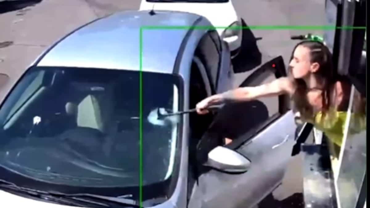 Une barista fracasse le pare-brise d’un client avec un marteau