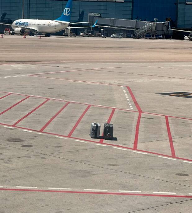 Un passager voit ses bagages abandonn&eacute;s sur le tarmac avant le d&eacute;collage