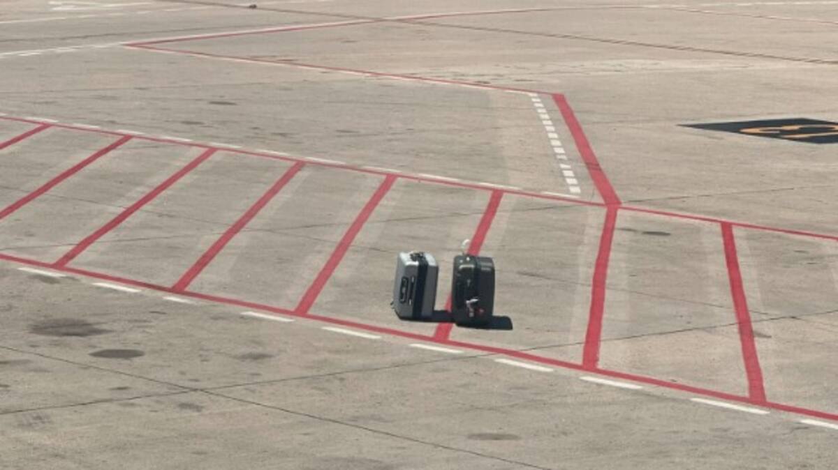 Un passager voit ses bagages abandonnés sur le tarmac avant le décollage