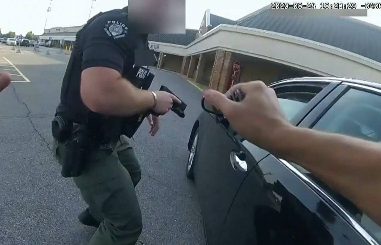 Un policier qui a tu&eacute; une femme enceinte de 21 ans dans un stationnement accus&eacute; de meurtre