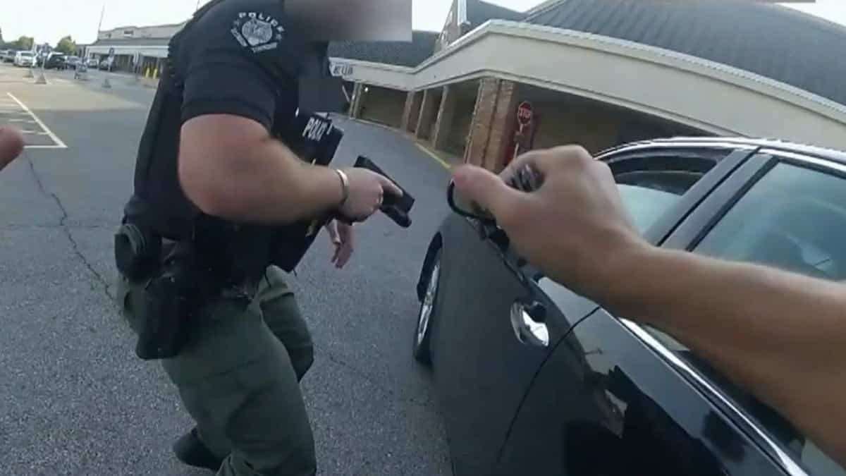 Un policier qui a tué une femme enceinte de 21 ans dans un stationnement accusé de meurtre