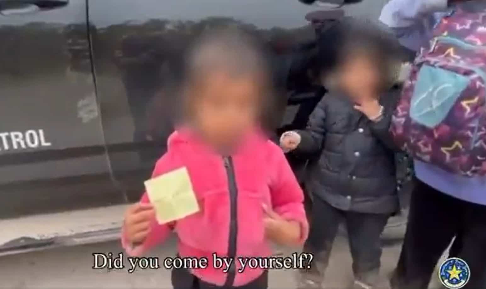 Une fillette de 2 ans arr&ecirc;t&eacute;e seule &agrave; la fronti&egrave;re am&eacute;ricaine: elle voulait retrouver ses parents aux &Eacute;tats-Unis