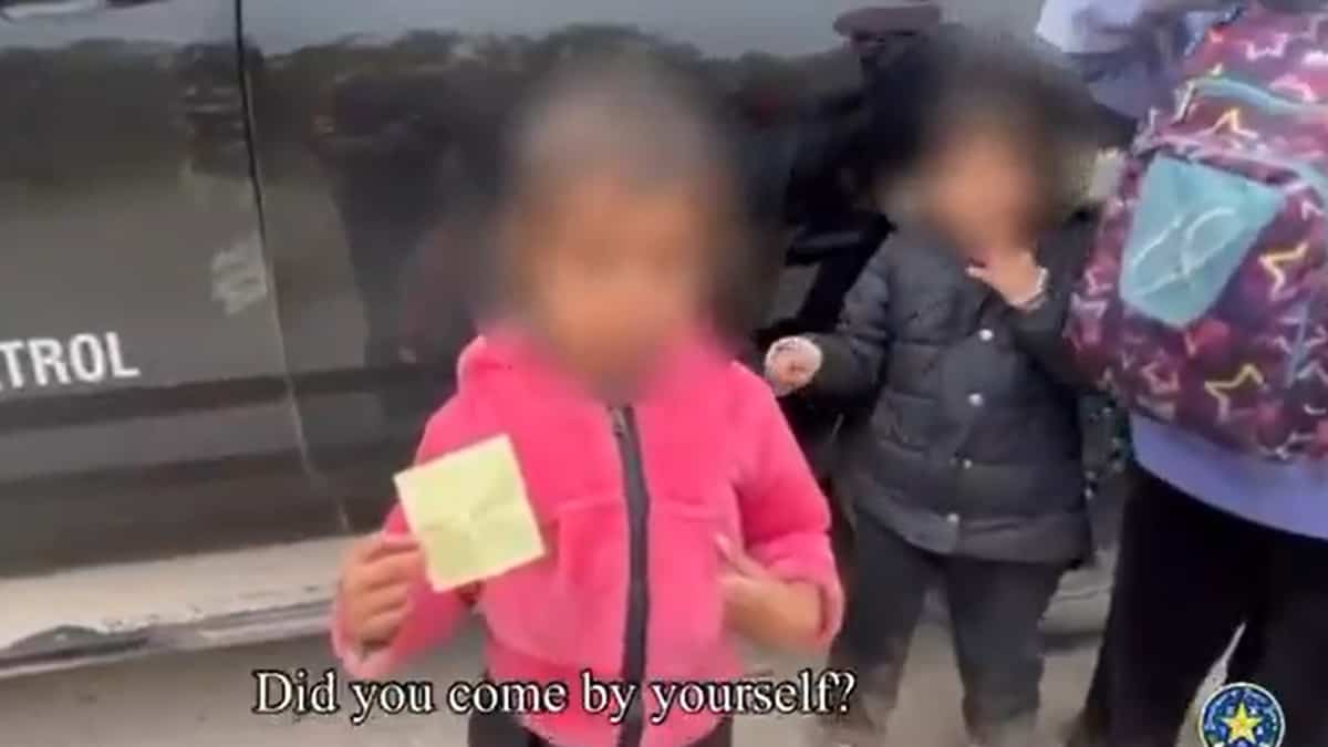 Une fillette de 2 ans arrêtée seule à la frontière américaine: elle voulait retrouver ses parents aux États-Unis