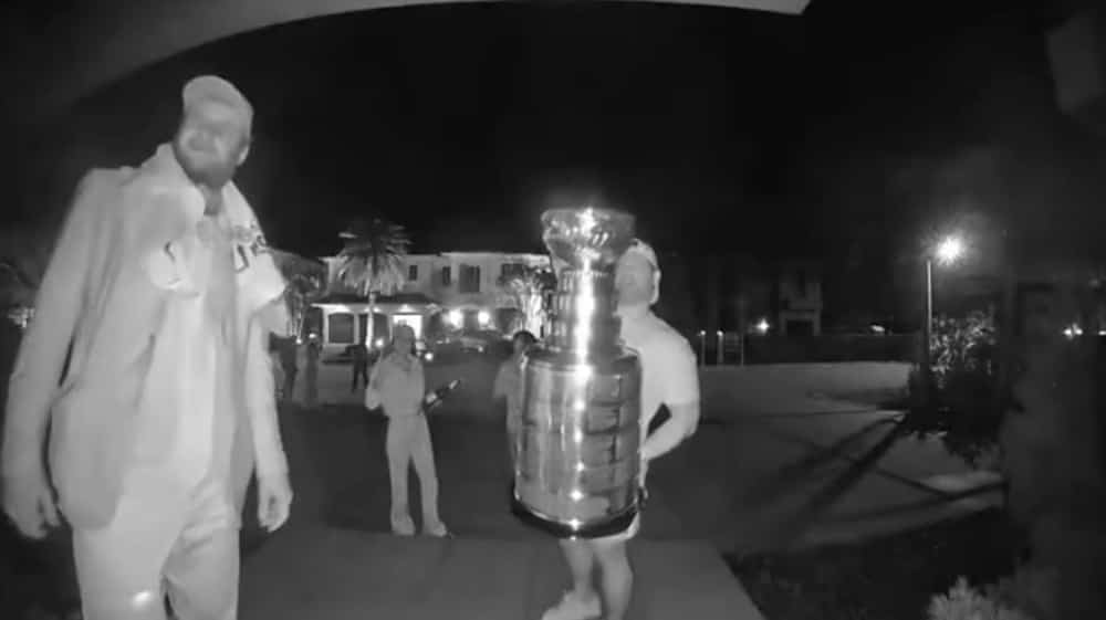 À VOIR : Barkov réveille ses voisins avec la coupe Stanley