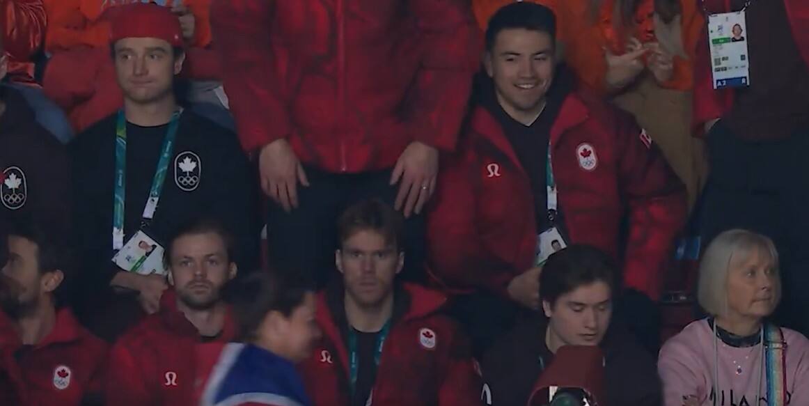 Nick Suzuki et l’équipe canadienne ont assisté à la finale du relais mixte en patinage de vitesse... Nathan MacKinnon aussi!