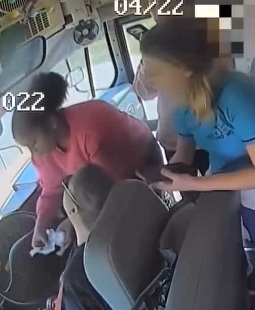 EN VIDÉO | Cinq ados sauvent leur chauffeuse d'autobus évanouie au volant et évitent le pire