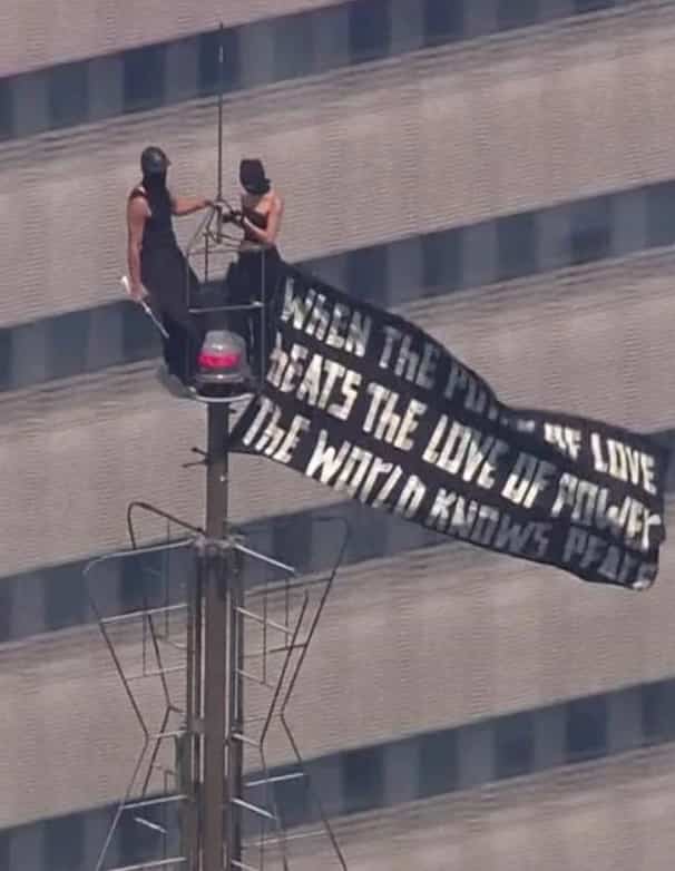 Fiançailles au sommet de l'Empire State Building: un couple fait face à plusieurs chefs d’accusation