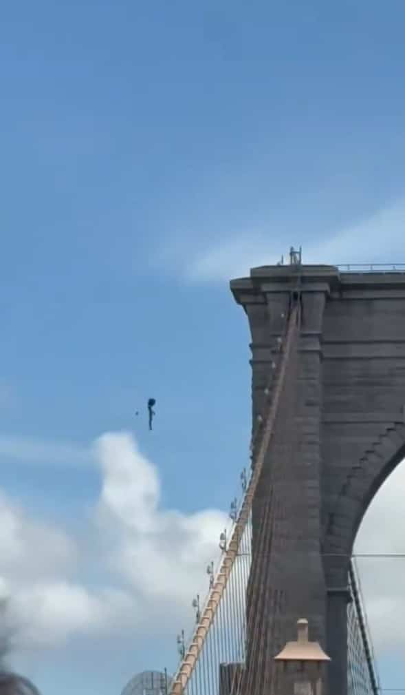 Un homme nu saute du pont de Brooklyn... et survit!