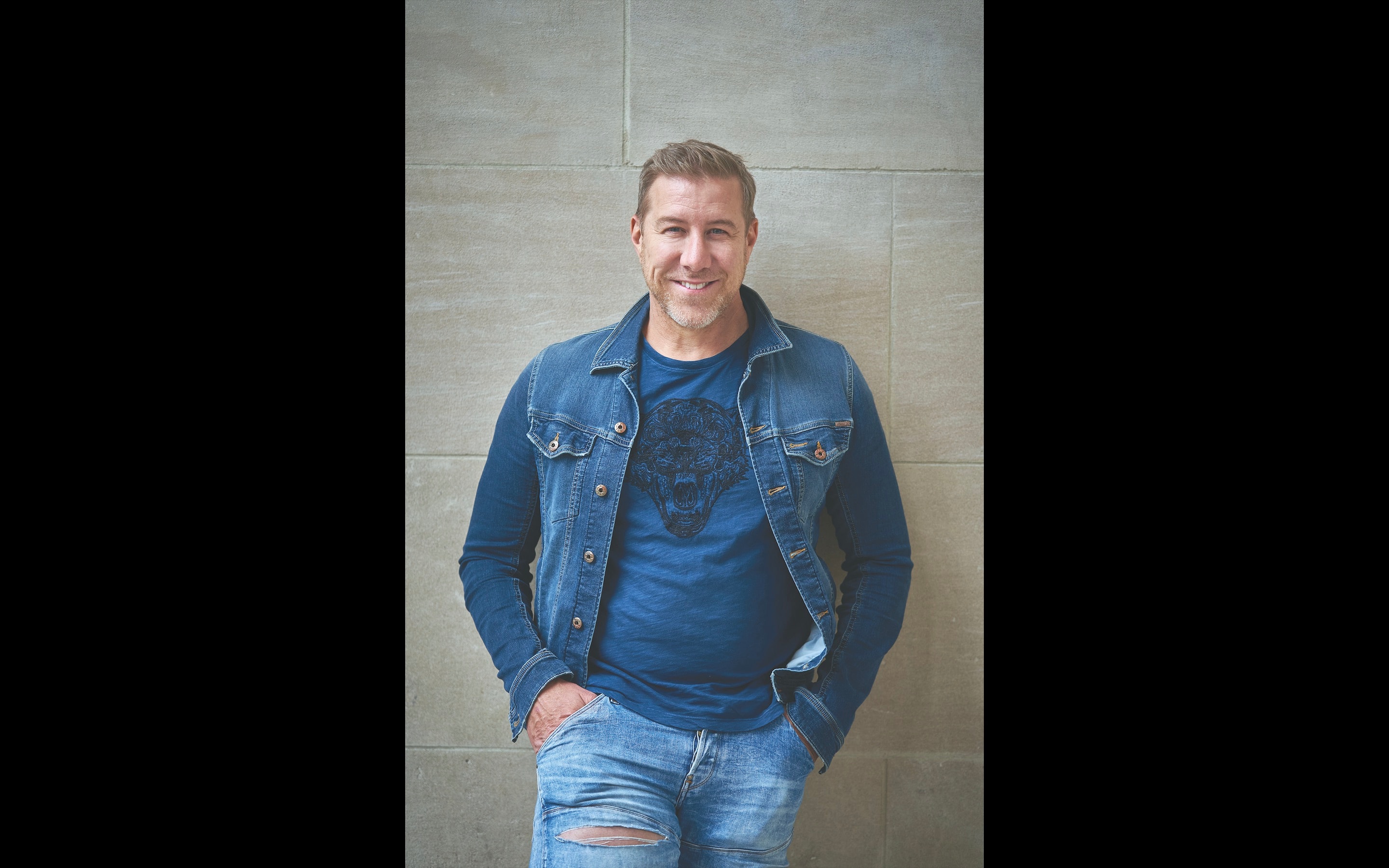 Il s’associe en affaires avec Étienne et Maïka