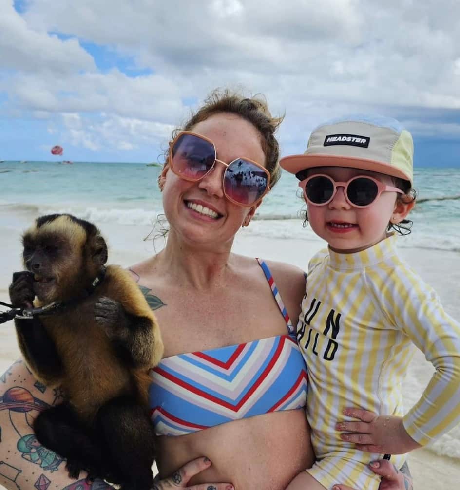 Le couple voyage en famille