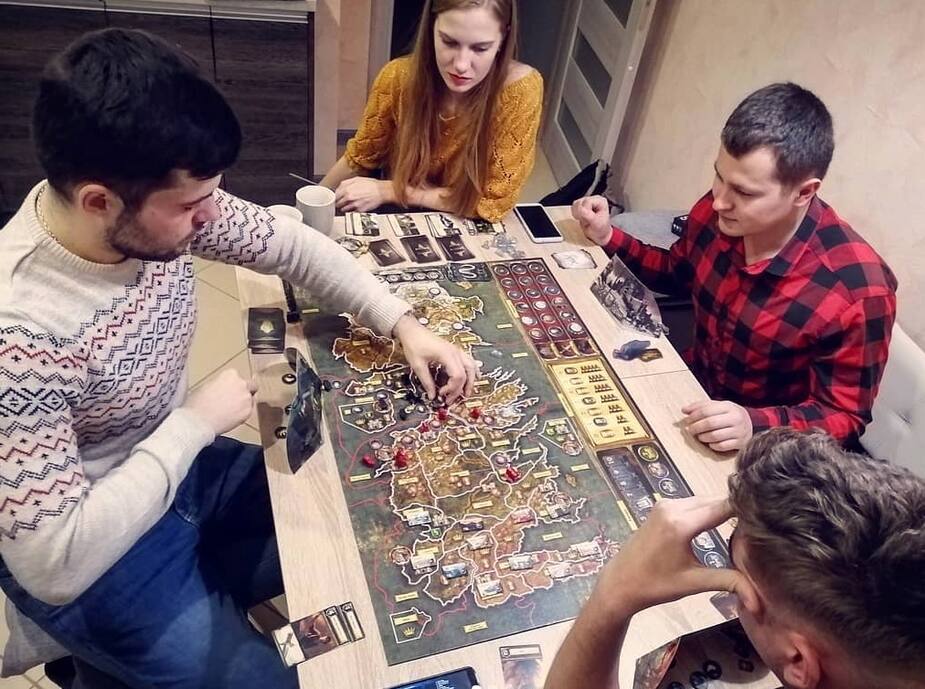 15 Jeux De Societe Parfaits Pour S Amuser Quand On Est Enferme Chez Soi Le Sac De Chips
