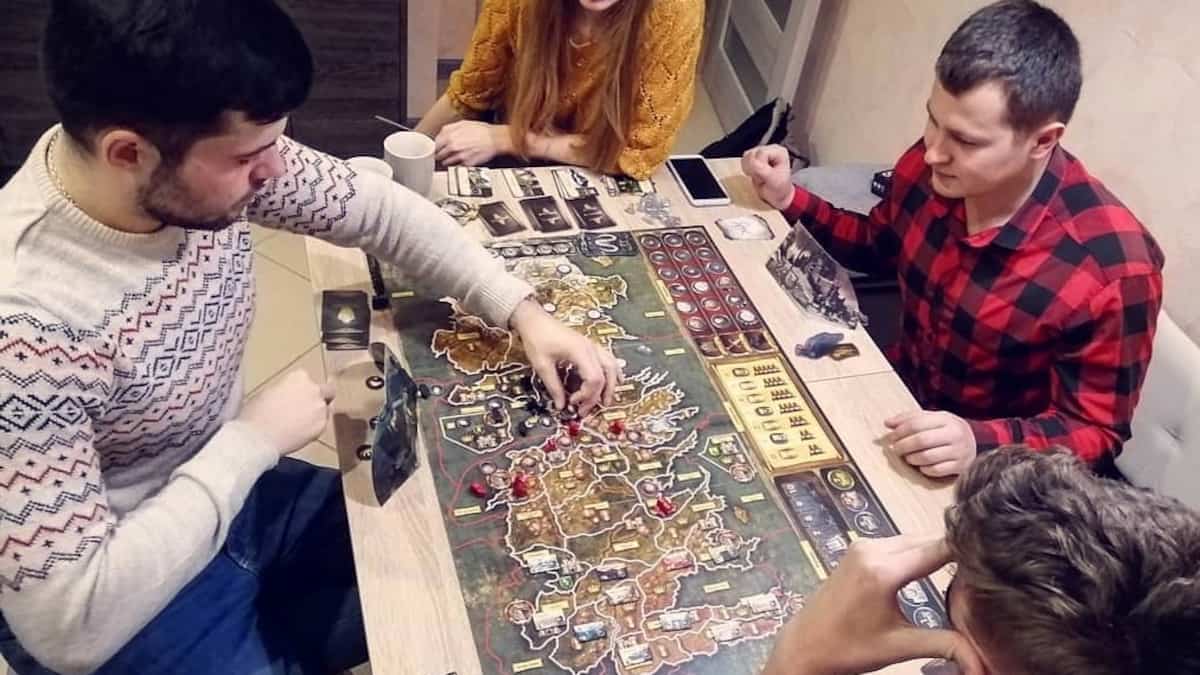15 Jeux De Societe Parfaits Pour S Amuser Quand On Est Enferme Chez Soi Le Sac De Chips
