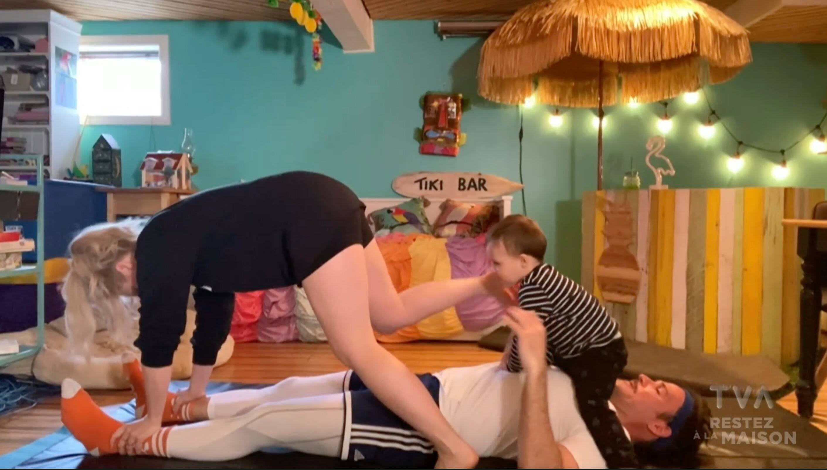 Marie-Soleil Dion essaie l'acroyoga avec son chum