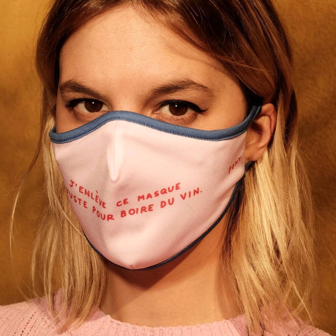 L Artiste Montrealaise Pony Vend Des Masques De Protection En