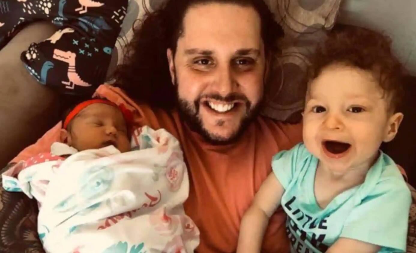 Elle trouve une lettre d'adieu dans le téléphone de son mari de 32 ans mort  de la COVID-19 | Le Sac de chips, image size:1200x674