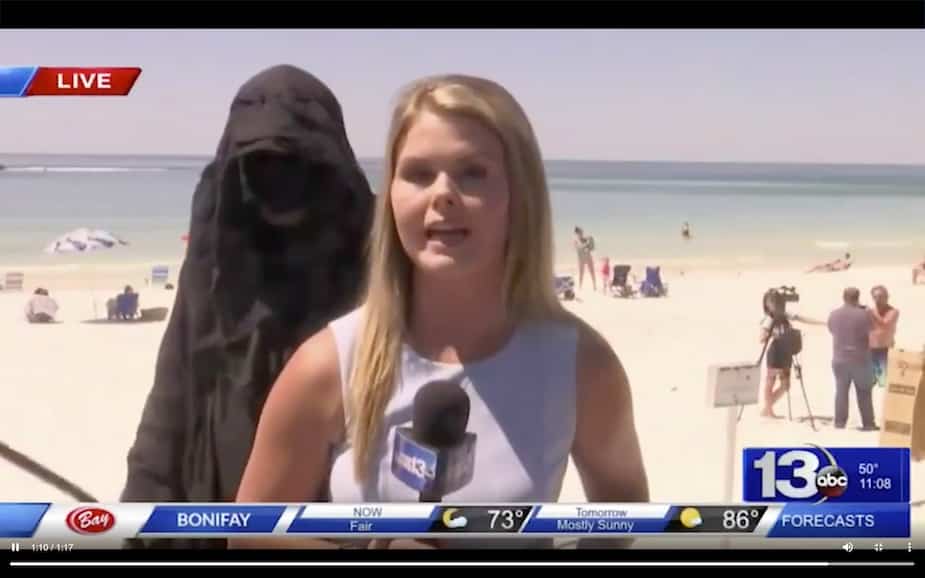 Image principale de l'article Un homme déguisé en grande faucheuse