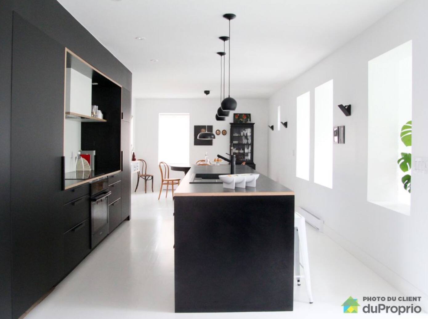 Un duplex noir et blanc à vendre pour 1 315 000$