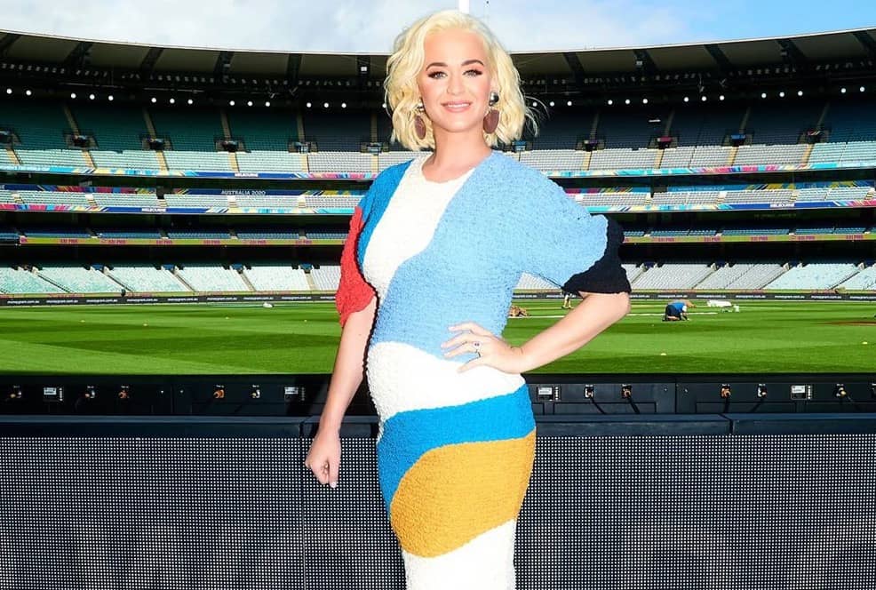 Enceinte, Katy Perry exhibe son ventre
