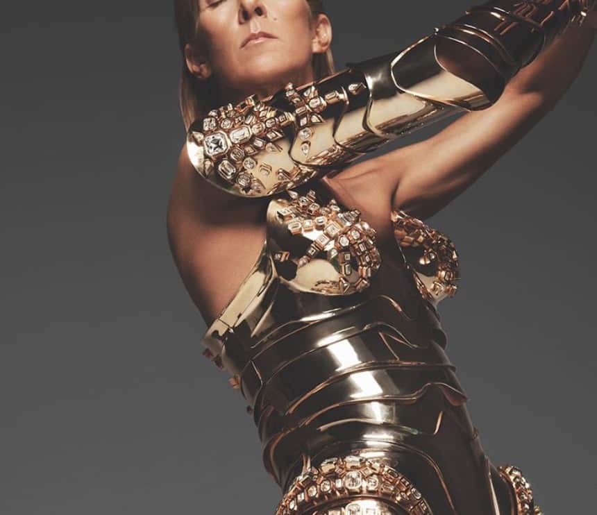 Un look de guerrière en or pour Céline Dion