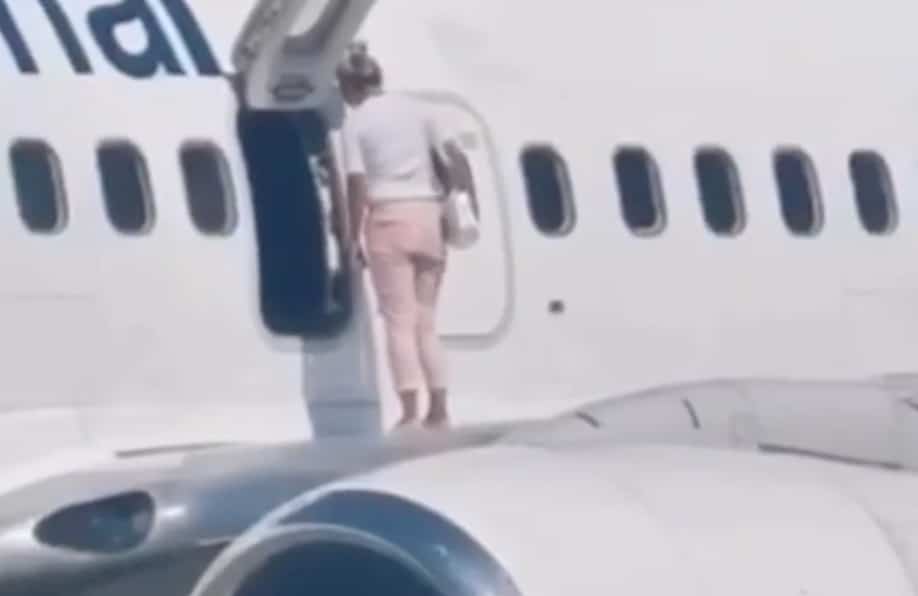 Sur l’aile d’un avion parce qu’elle a «chaud»