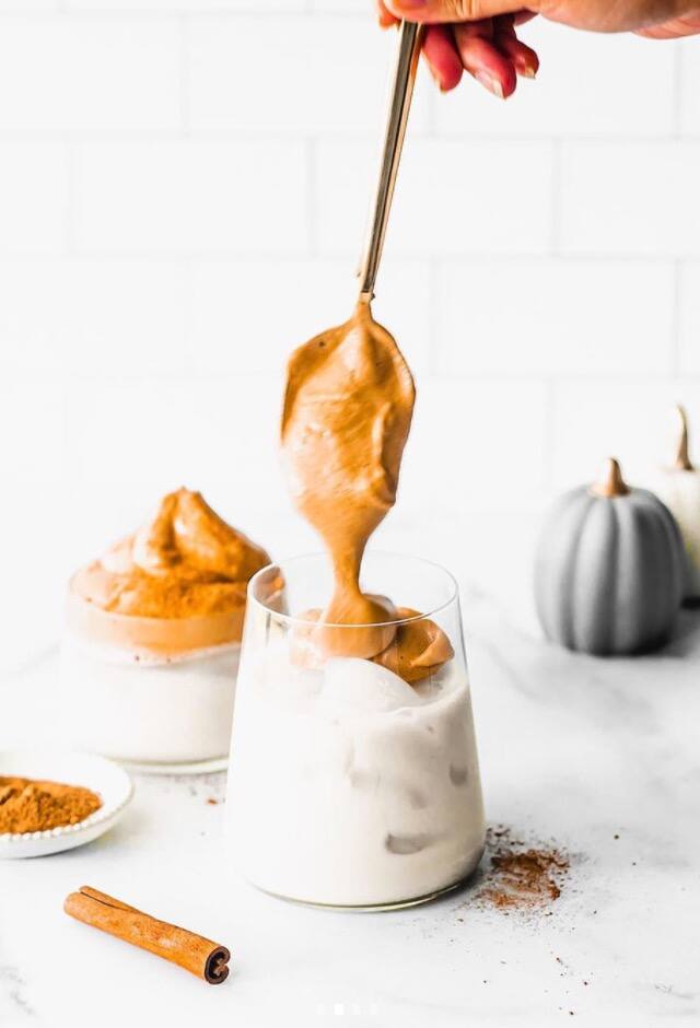 Le café fouetté Dalgona en version «pumpkin spice»