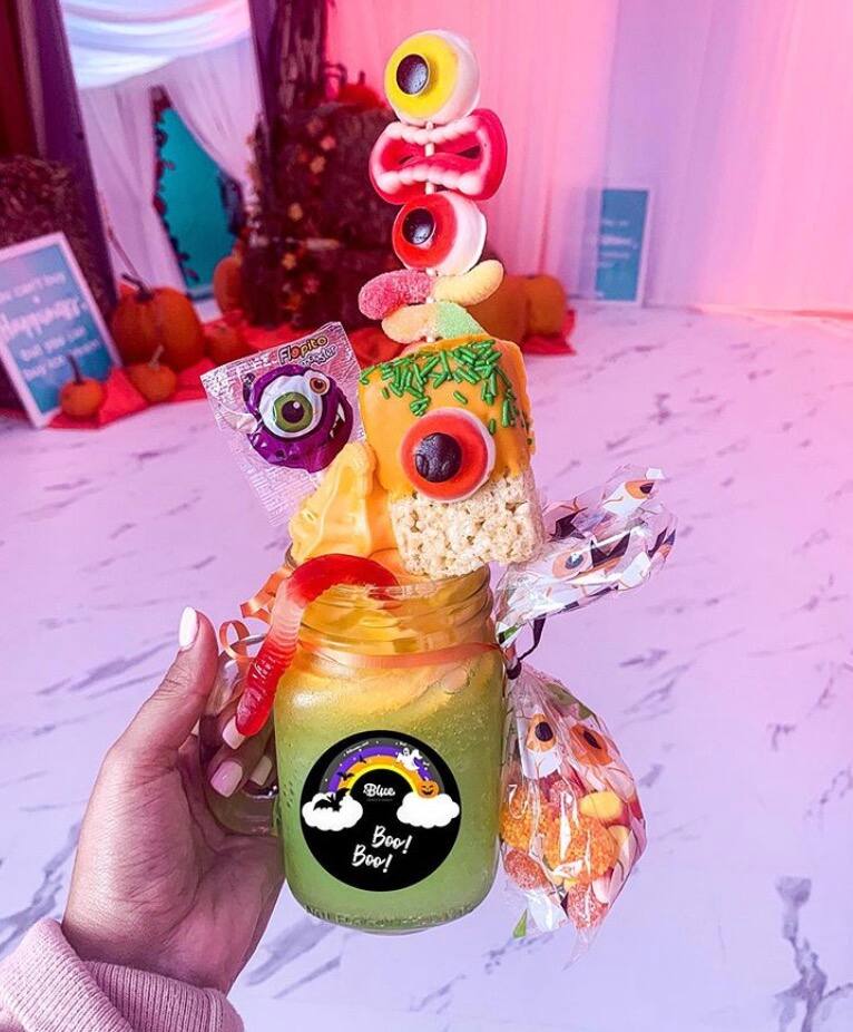 Cette crèmerie a des desserts complètement éclatés