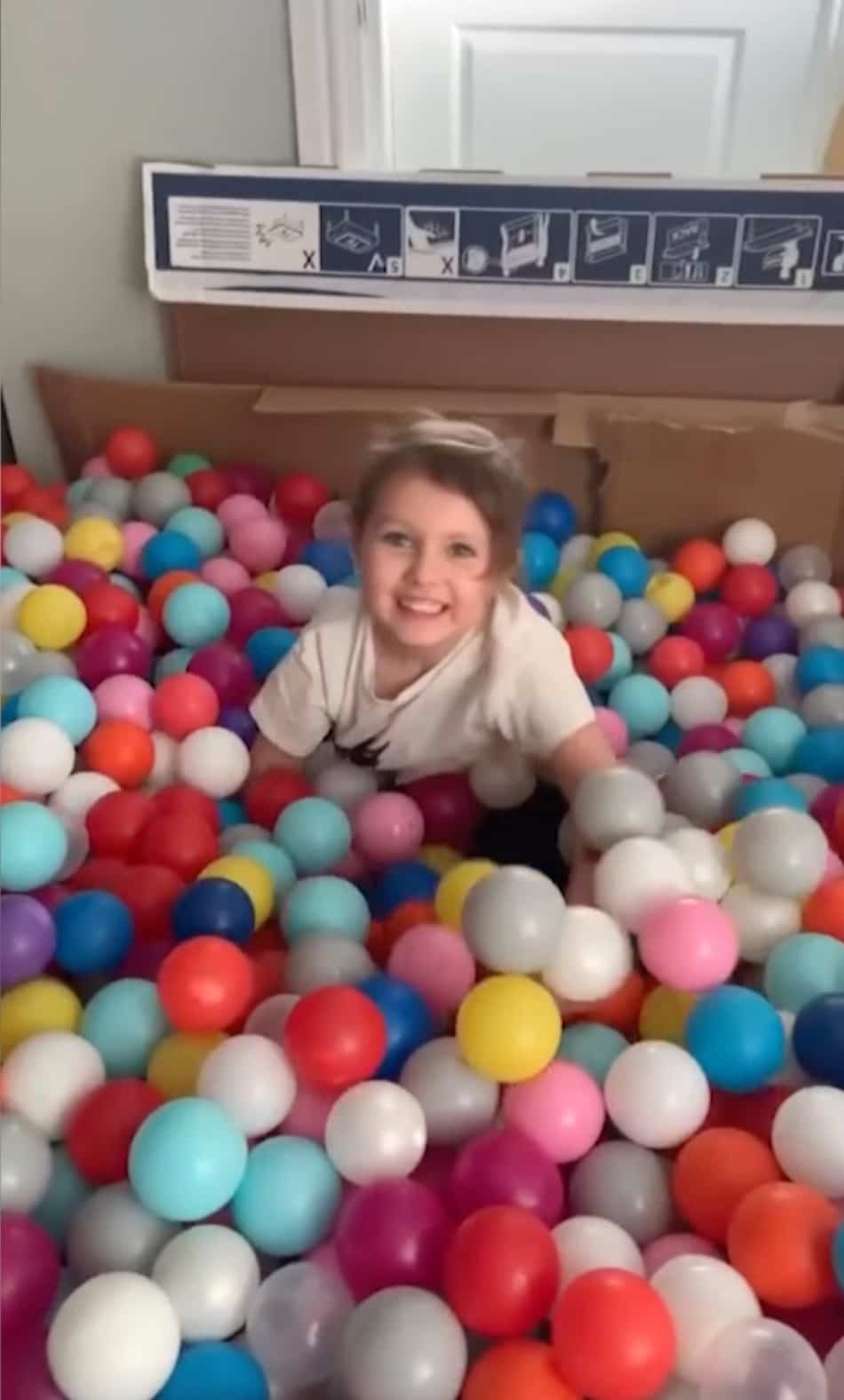 26 000 balles de plastique dans son salon