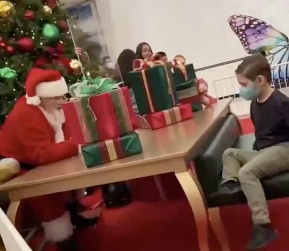 Image principale de l'article Un père Noël fait pleurer un jeune garçon