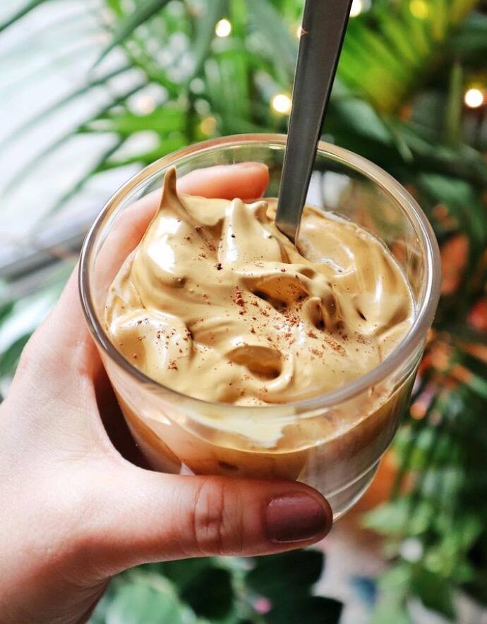 Un Café Dalgona au «lait de poule» végane 