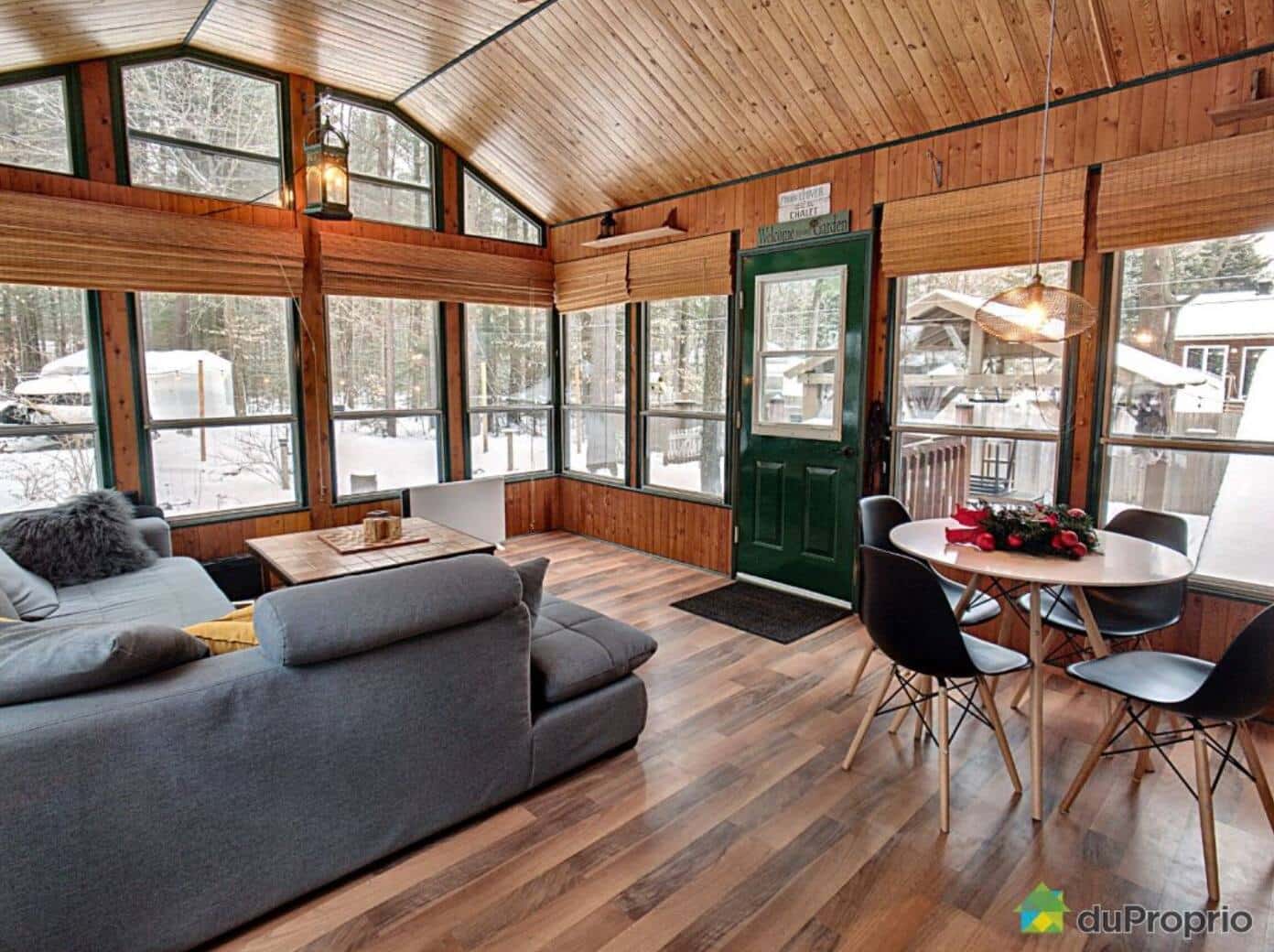 Une maison avec un cinéma extérieur pour 429 000$ 