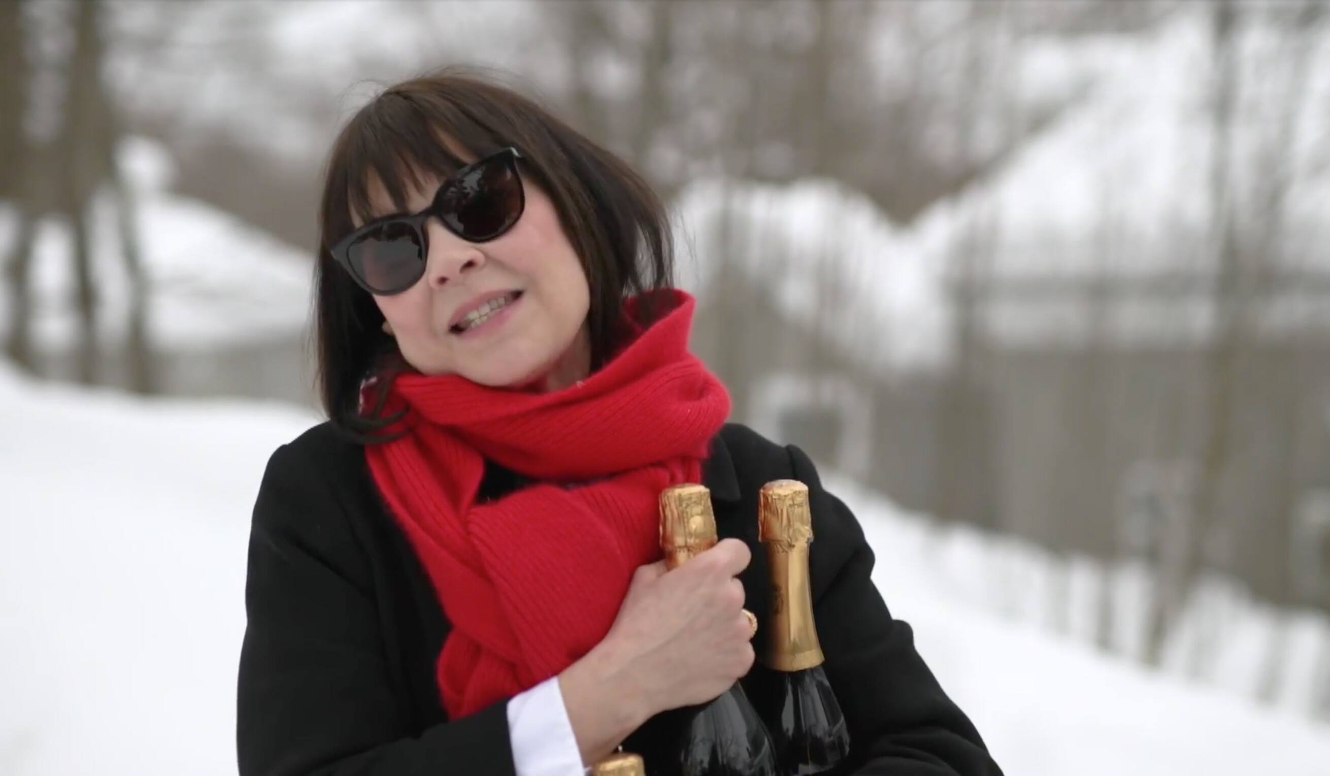 Anne Dorval arrive avec trois bouteilles 