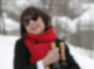 Anne Dorval arrive avec trois bouteilles