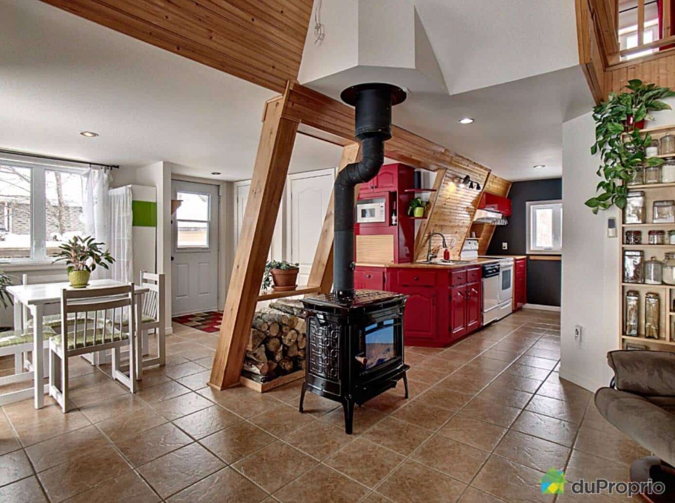 Un chalet en «A» au bord d'un lac pour 350 000$