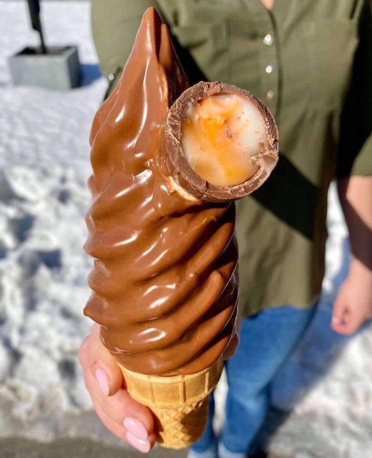 Cette crèmerie propose un cornet Cadbury