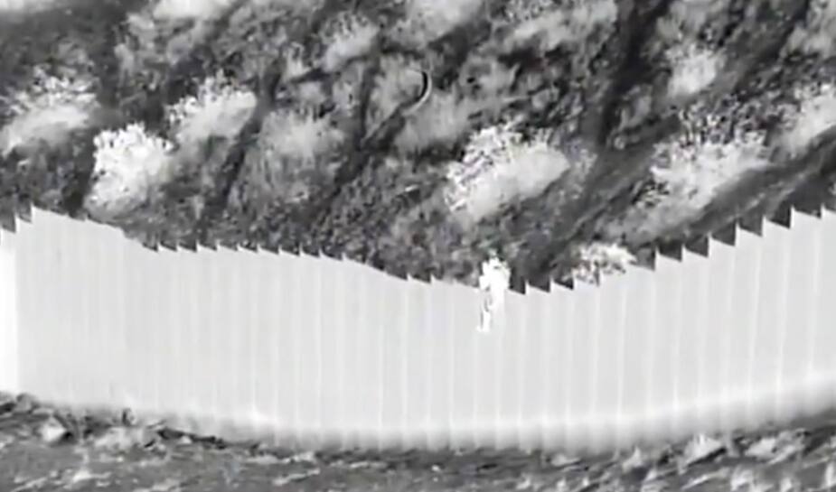 Image principale de l'article 2 fillettes jetées du haut d’un mur à la frontière