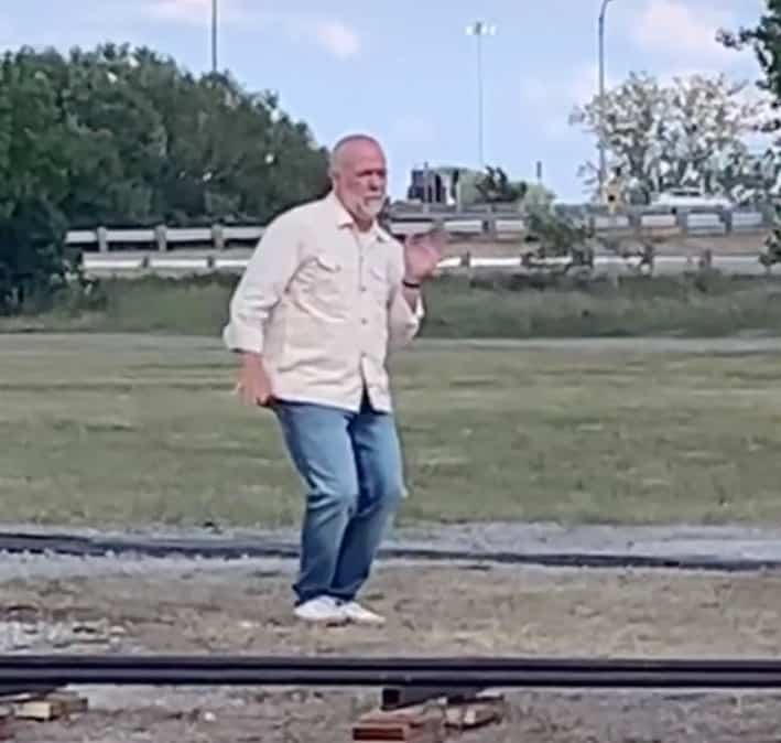 Un TikTok de Guy Jodoin heureux qui danse seul